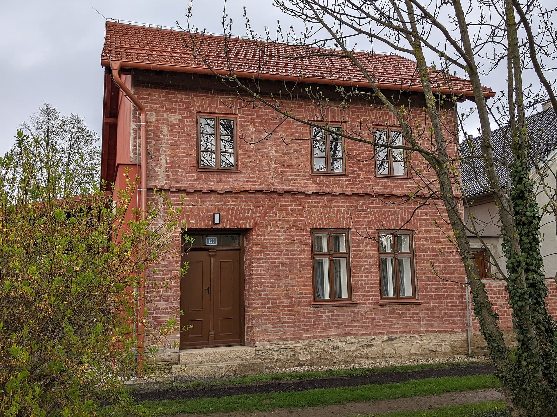 Kostelec na Hané - Bezručův památník Červený domek čp. 153 (stav duben 2023) (1).jpg