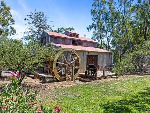 Rustic farm stay accommodations in Strathbogie, Victoria, with bush cabins and barns