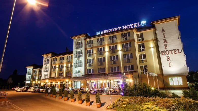 Building exterior of Airport Hotel Budapest located in Vecsés, Hungary