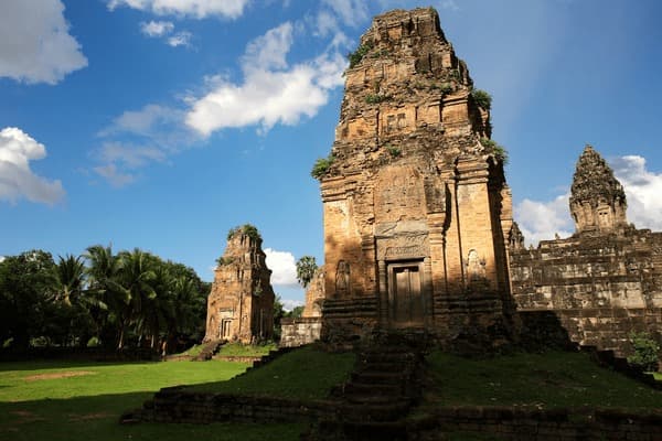 Establishing shot of Prasat Bakong temple complex, showing the stone pyramid structure and surrounding grounds