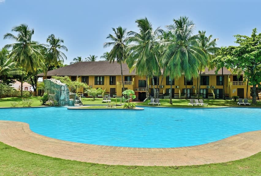 Facade of Hotel São Tomé in São Tomé, featuring a contemporary design and tropical landscaping