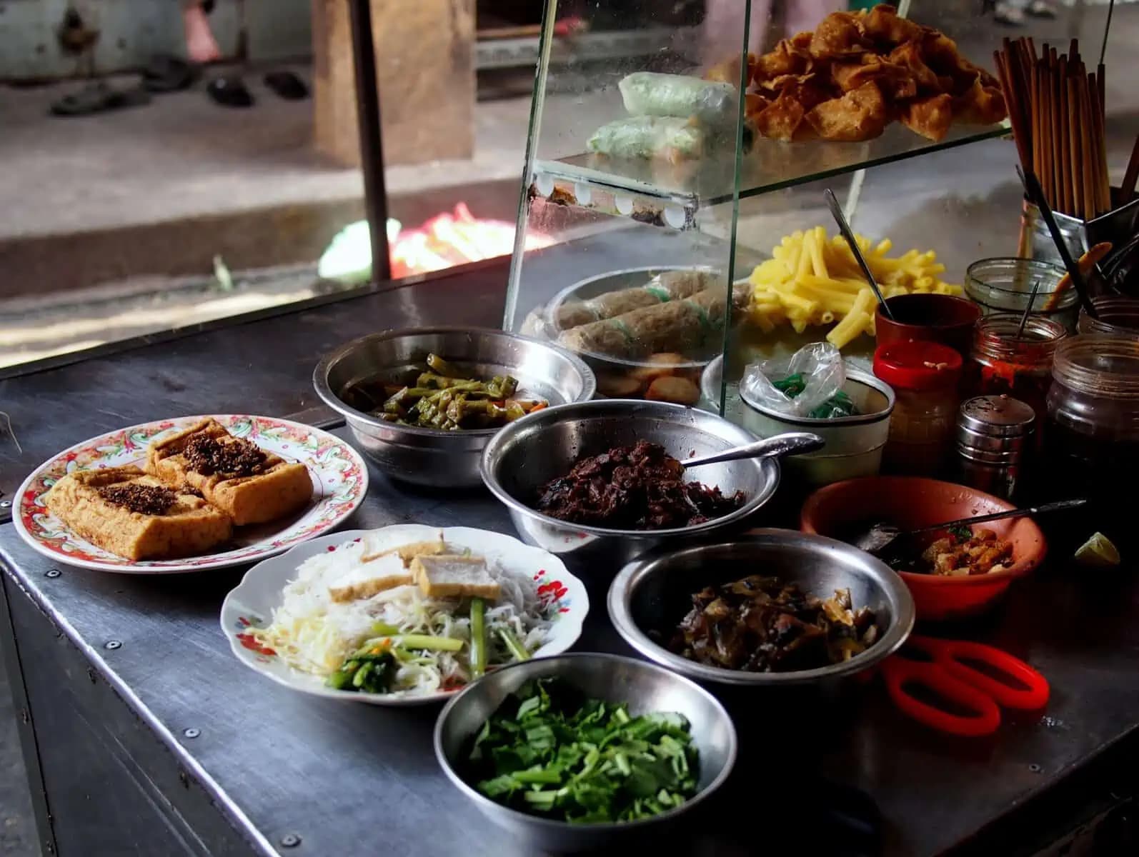 Safe street food eating tips in Asia, including vendor selection and hygiene practices